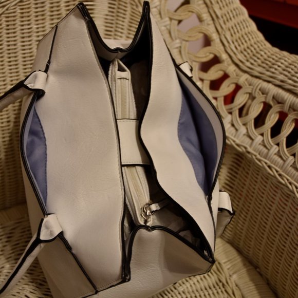 Host pick 😍White Vegan leather Purse - Picture 4 of 6